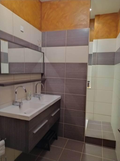 Appartement Spacieux Avec Grand Patio, 1Er Etage سيجيان المظهر الخارجي الصورة